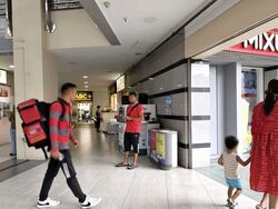 Elias Mall (D18), Retail #560992131